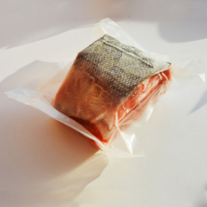 Bolsa De Salmón Ahumado Congelado, Con Sellado Al Vacío Y Estampado, Reciclada Y De Origen Vegetal